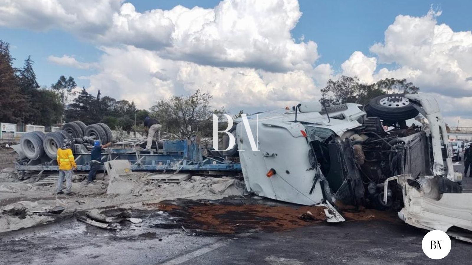 Se volcó tráiler con cemento  en la México-Querétaro